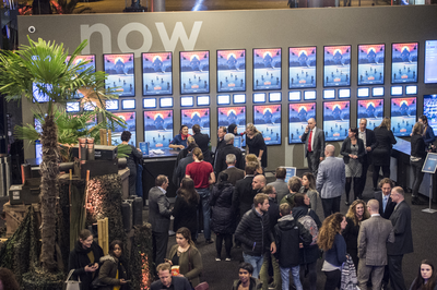 910489 Afbeelding van het openingsfeest van bioscoop Kinepolis (Jaarbeursboulevard 300) te Utrecht. De aankleding is ...